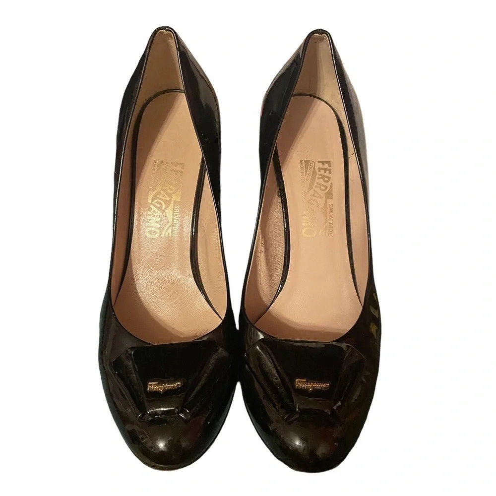SALVATORE FERRAGAMO BLACK PATENT LEATHER BOW HEELS